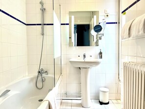Comfort-værelse med 2 enkeltsenge | Badeværelse | Miljøvenlige toiletartikler, hårtørrer, håndklæder