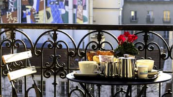 Daily continental breakfast (EUR 12 per person)