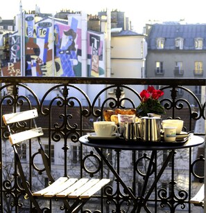 Daily continental breakfast (EUR 12 per person)