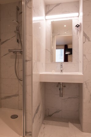 Amenidades de baño gratuitas, secadora de cabello, toallas 