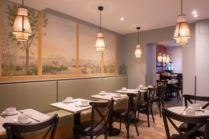Se ofrece un desayuno bufé (9.5 EUR por persona)