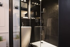 Free toiletries, hair dryer, bathrobes, slippers - Hôtel Moliere (Paris)