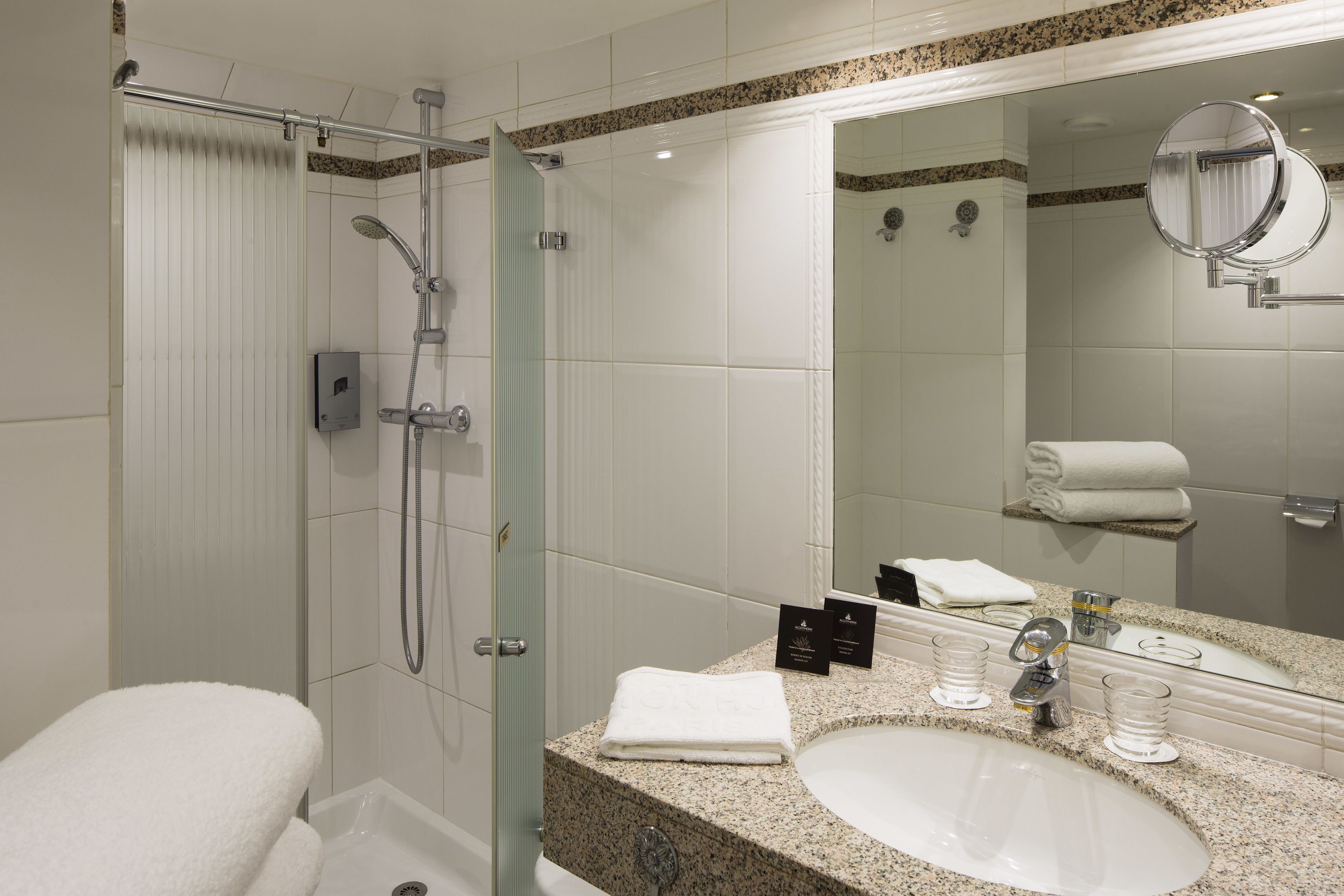 combined shower/bathtub, eco-friendly toiletries, hair dryer, towels