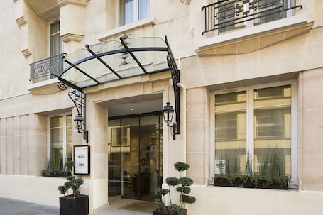 Ingresso della struttura. Hotel Victor Hugo Paris Kléber