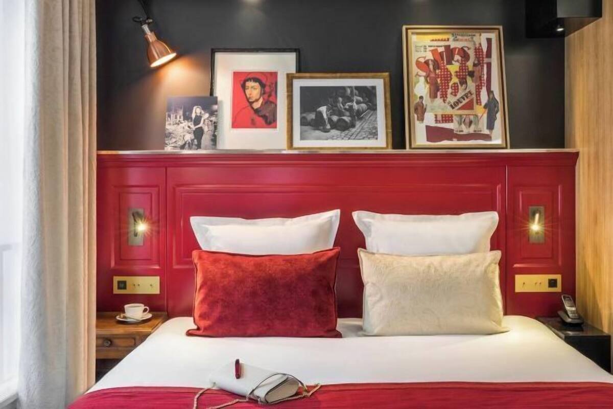 Een minibar, een kluis op de kamer, een bureau, verduisterende gordijnen
