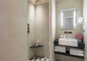 Shower, rainfall showerhead, hair dryer, slippers - Hotel Ducs de Bourgogne (Paris)