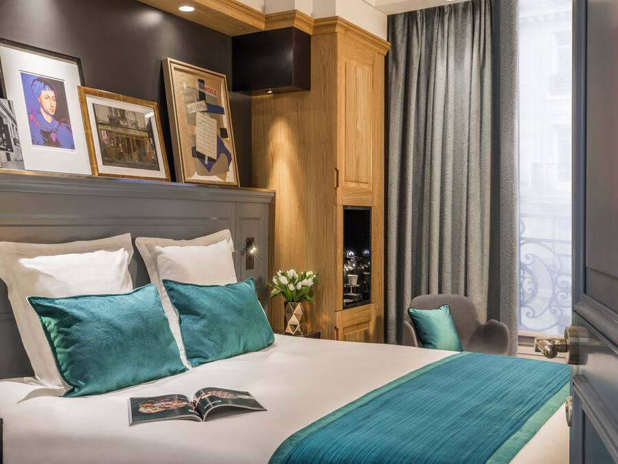 Minibaari, tallelokero huoneessa, työpöytä, pimennysverhot