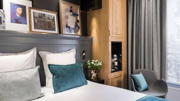 Frigobar, cofres nos quartos, escrivaninha, cortinas blackout