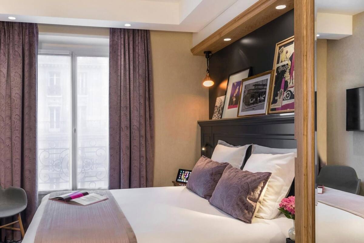 Minibar, coffres-forts dans les chambres, bureau, rideaux occultants