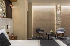 Minibaari, tallelokero huoneessa, työpöytä, pimennysverhot