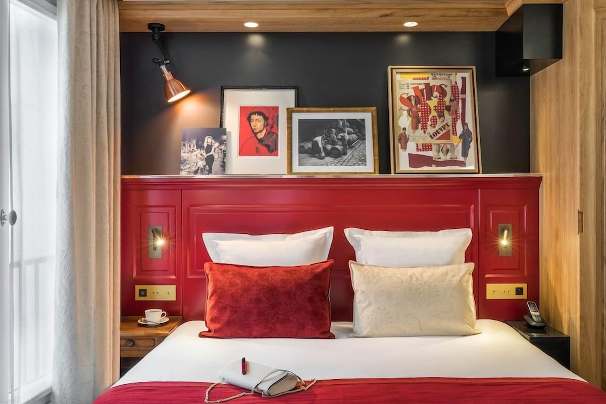 Een minibar, een kluis op de kamer, een bureau, verduisterende gordijnen