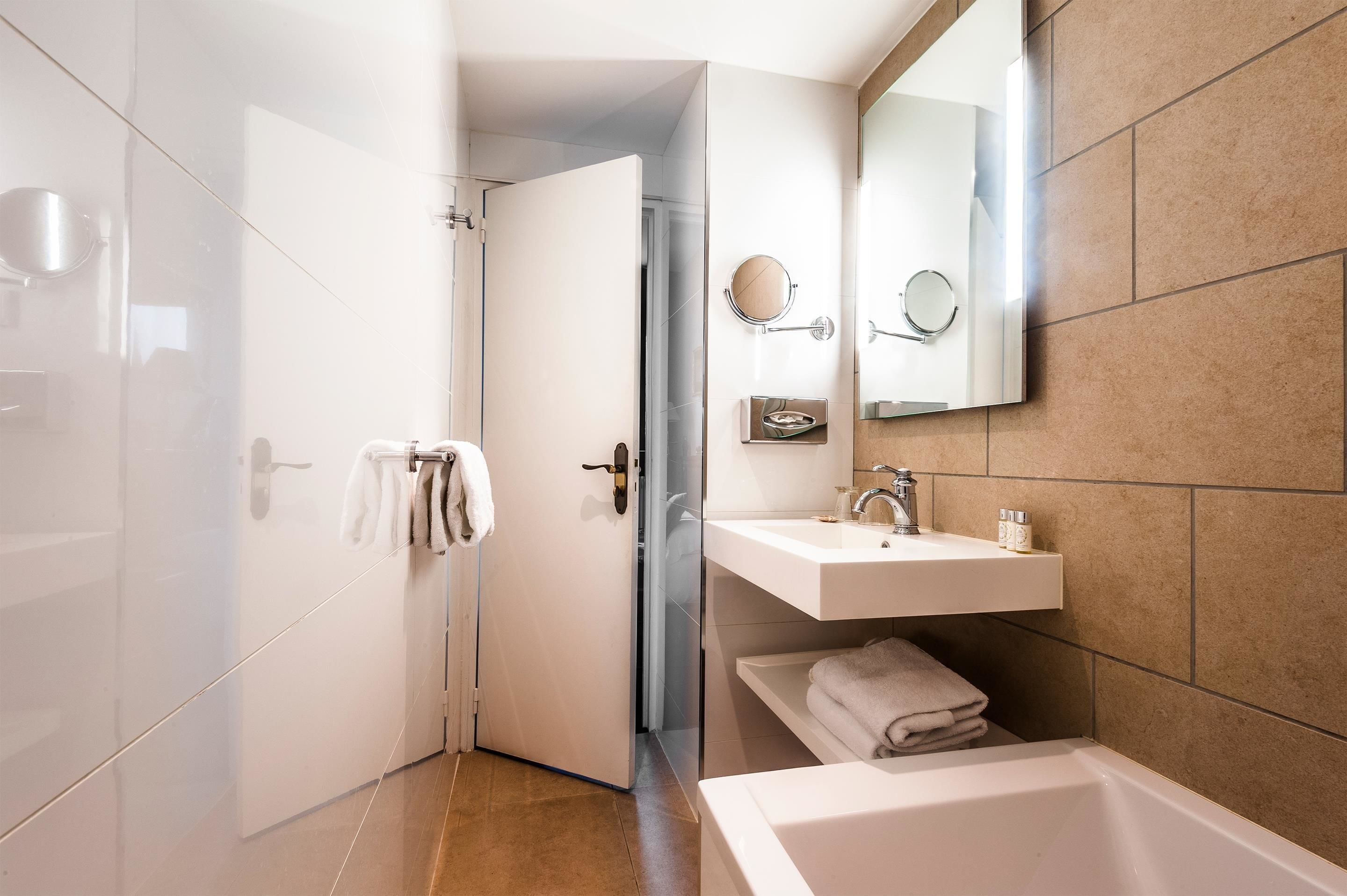 classic room, 1 double bed, non smoking | bathroom | hair dryer, towels, soap, shampoo