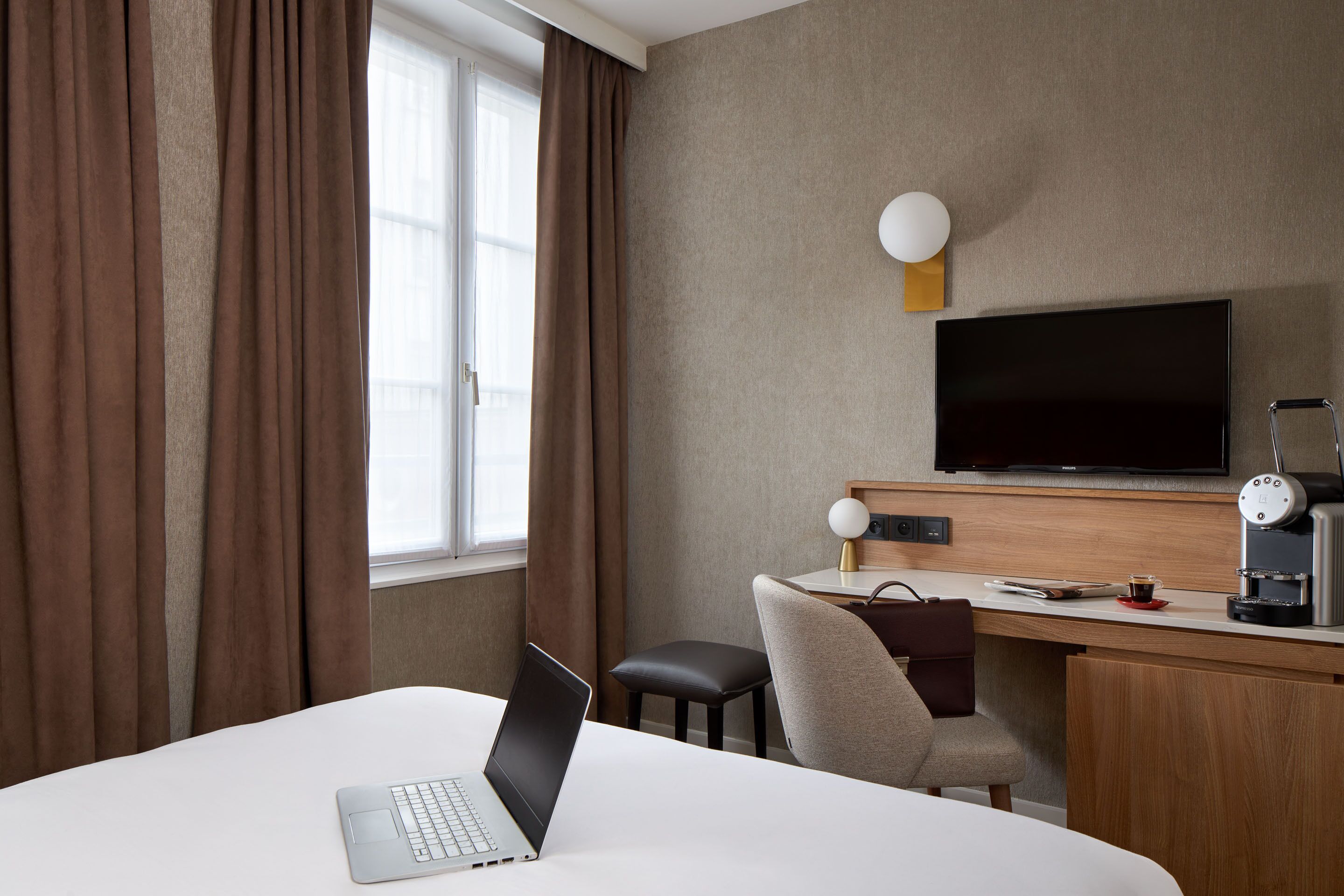 classic room, 1 double bed, non smoking | minibar, in-room safe, desk, laptop workspace