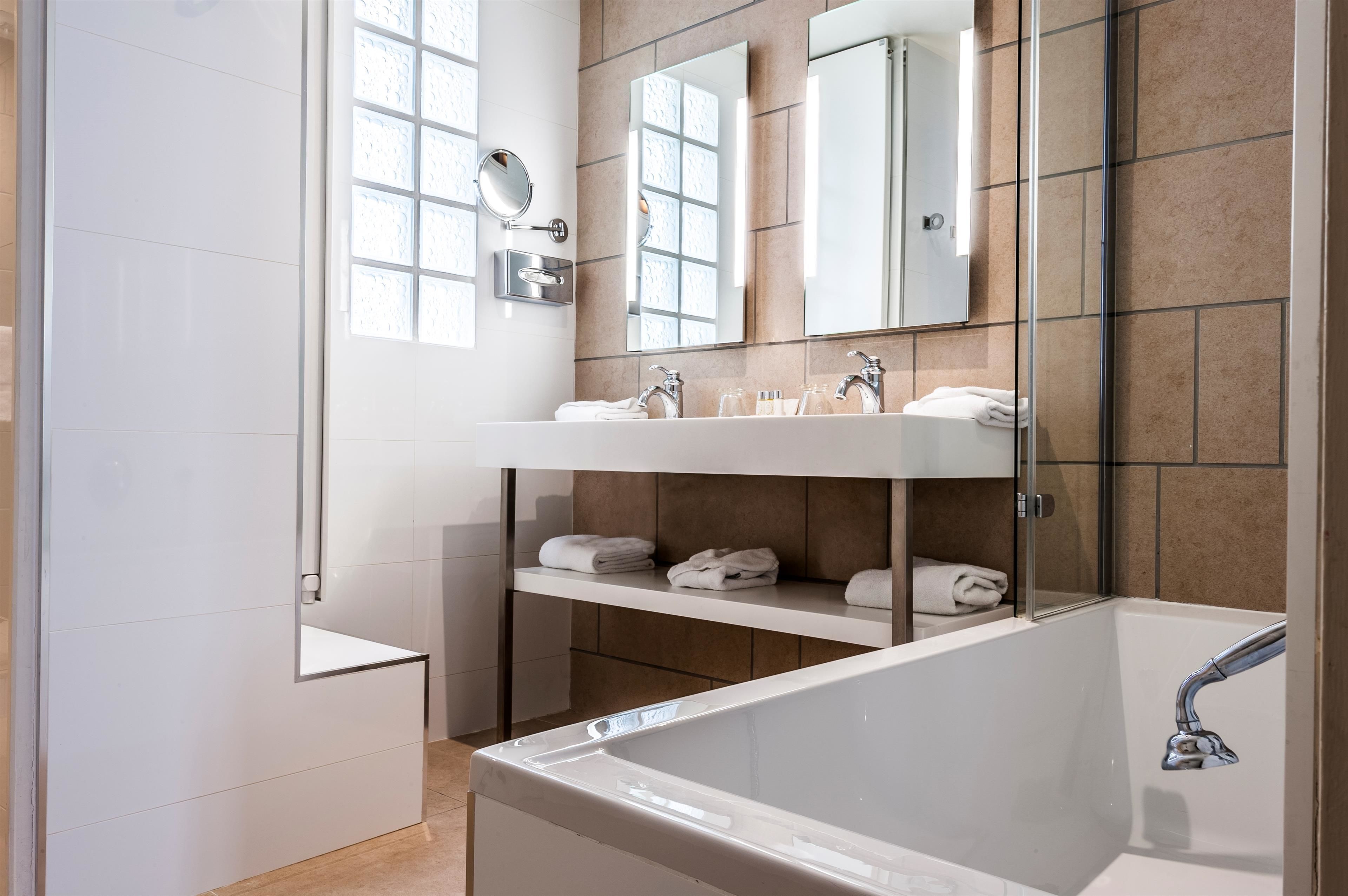 suite, 1 queen bed, non smoking | bathroom | hair dryer, towels, soap, shampoo