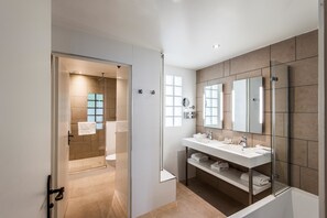 Suite, 1 grand lit, non-fumeurs | Salle de bain | Sèche-cheveux, serviettes fournies, savon, shampoing