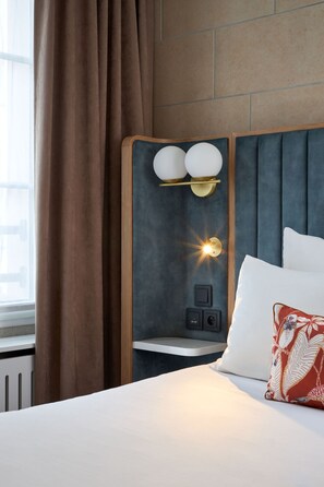 Minibar, in-room safe, desk, laptop workspace - Best Western Saint Louis - Grand Paris Vincennes (Vincennes)