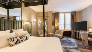 Suite, 1 Queen Bed, Non Smoking | Minibar, in-room safe, desk, laptop workspace
