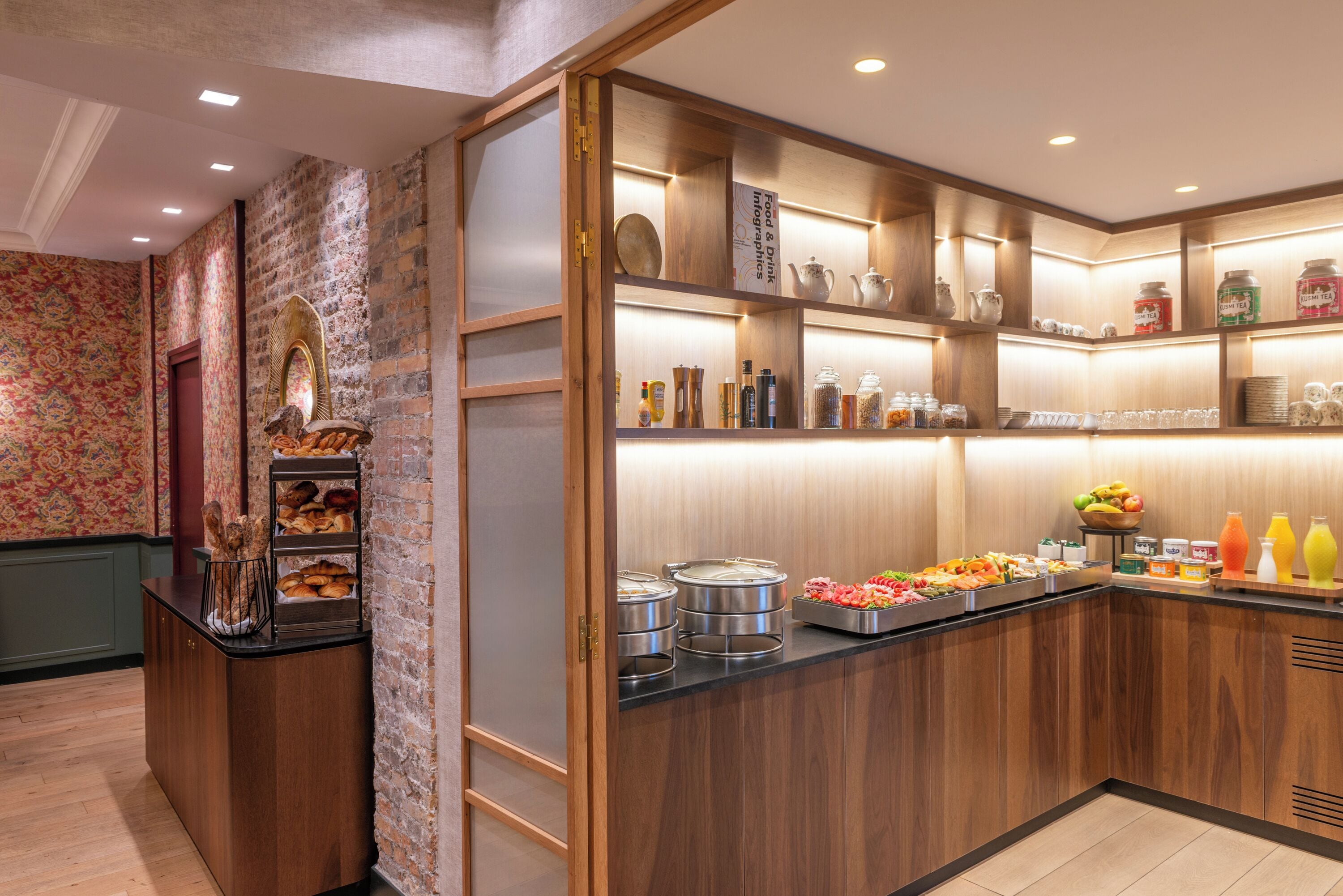 Tägliches Frühstücksbuffet (14 EUR pro Person)