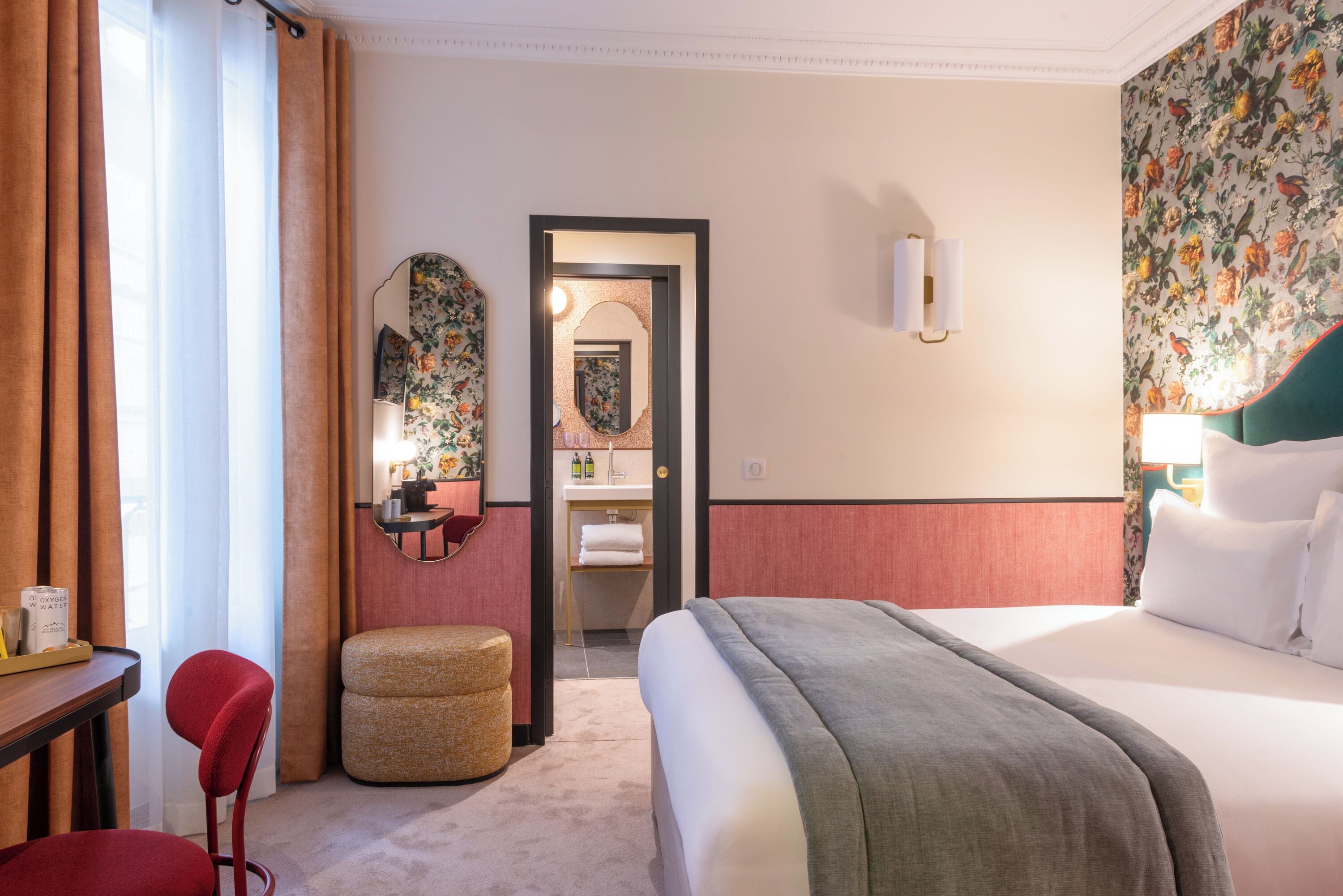 أغطية فراش متميزة وخزنة داخل الغرفة وستائر تعتيم وتجهيزات عازلة للصوت