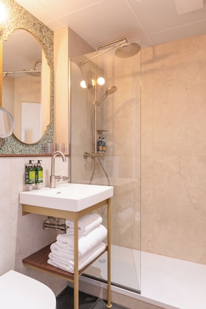 Cabezal de ducha tipo lluvia, secador de pelo, toallas