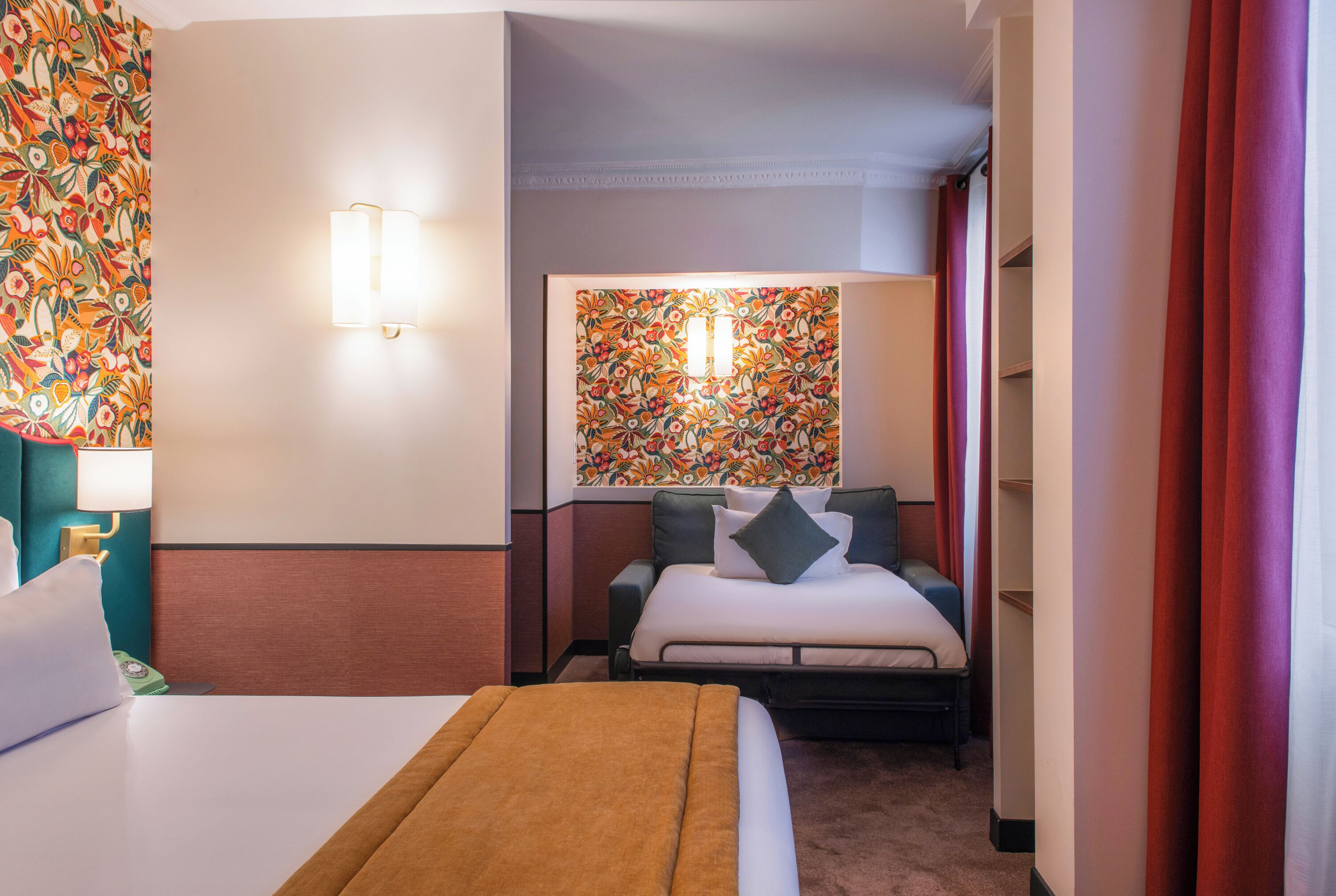 أغطية فراش متميزة وخزنة داخل الغرفة وستائر تعتيم وتجهيزات عازلة للصوت