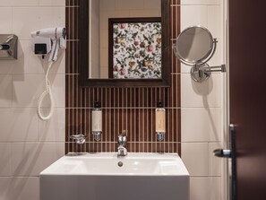 Rainfall showerhead, hair dryer, towels