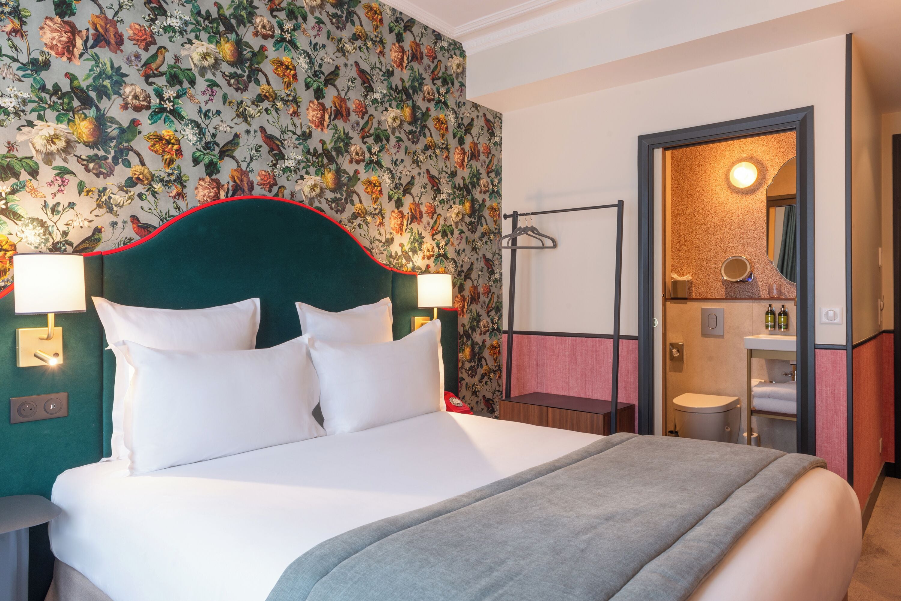 أغطية فراش متميزة وخزنة داخل الغرفة وستائر تعتيم وتجهيزات عازلة للصوت