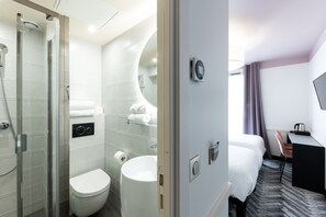 İki Ayrı Yataklı Oda | Banyo | Duş, geniş duş başlığı, ücretsiz banyo/kozmetik ürünleri 