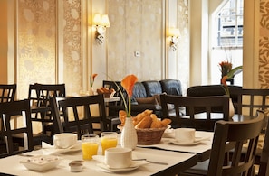 Desayuno buffet (EUR 12 por persona) 