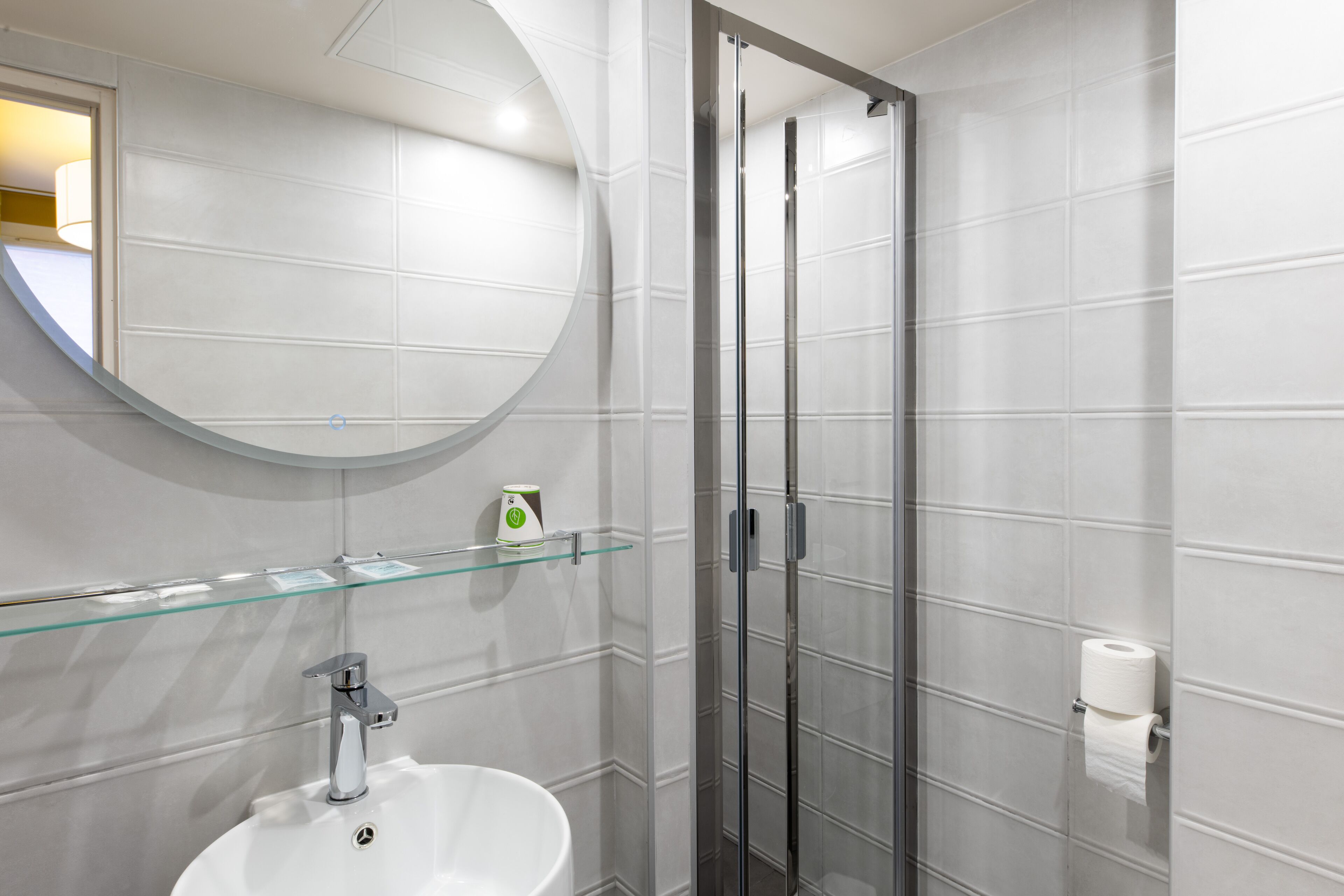 shower, rainfall showerhead, free toiletries, hair dryer