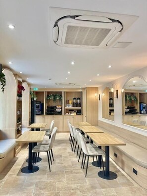 Café da manhã continental todos os dias (EUR 16 por pessoa) 