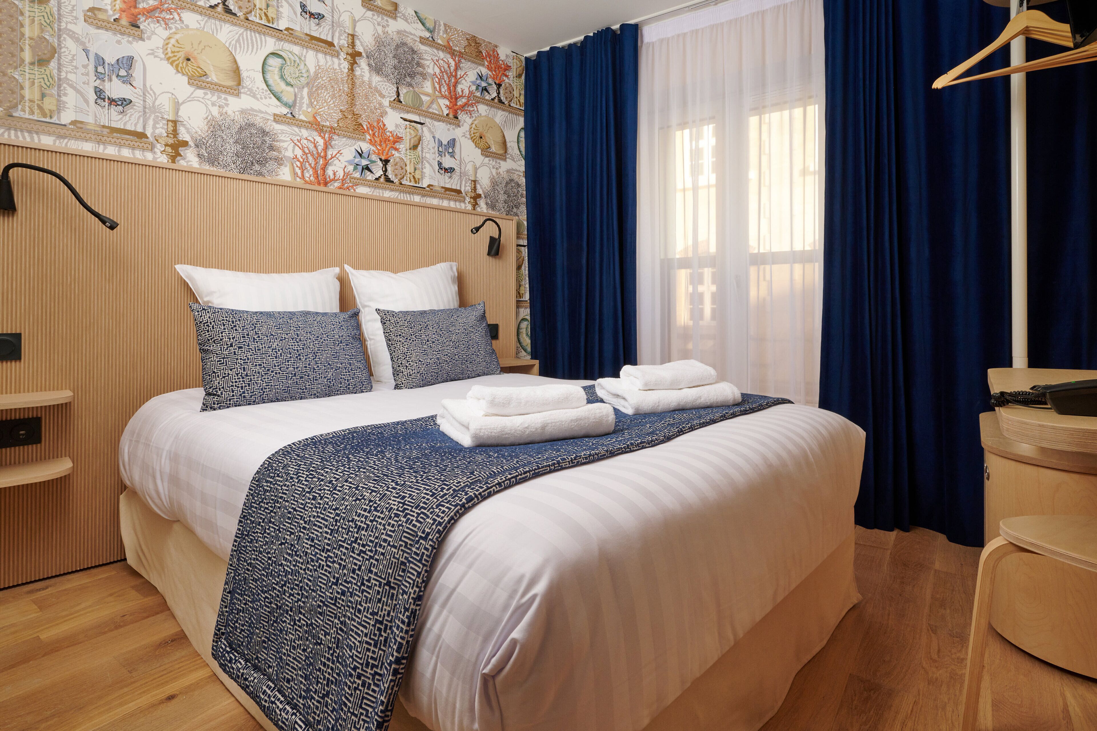 Habitación doble Deluxe | Caja de seguridad en la habitación, escritorio y insonorización 