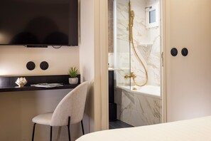 Premium bedding, minibar, in-room safe, individually decorated - Hôtel Mondial (Paris)