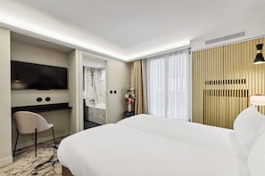 Premium bedding, minibar, in-room safe, individually decorated - Hôtel Mondial (Paris)