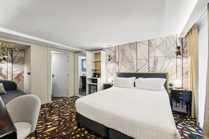 Premium bedding, minibar, in-room safe, individually decorated - Hôtel Mondial (Paris)
