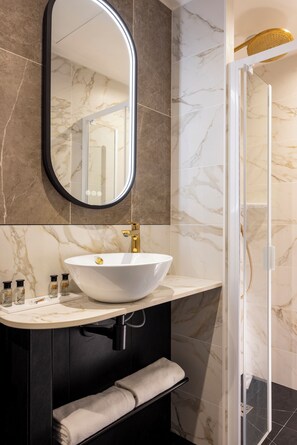 Hair dryer, towels, soap, shampoo - Hôtel Mondial (Paris)