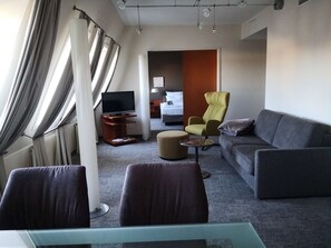 1 bedroom, hypo-allergenic bedding, minibar, in-room safe