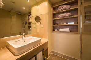 Suite, 1 cama matrimonial | Baño | Tina con regadera, amenidades de baño gratuitas, secadora de cabello 