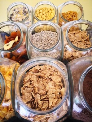 Multiple glass jars containing various types of cereal and snacks. - First Inn Zwickau (Zwickau)