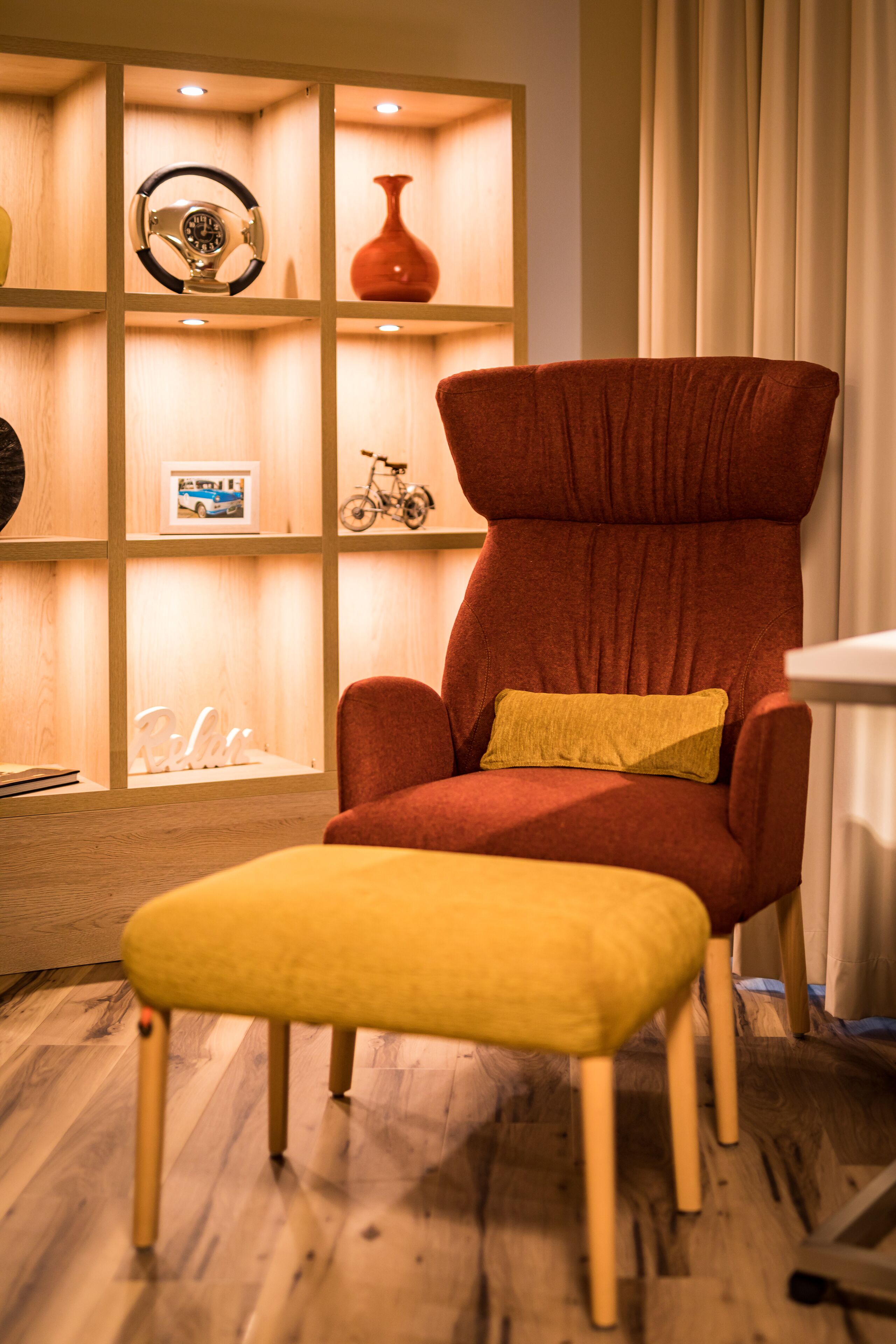 suite, 1 double bed | living area | flat-screen tv