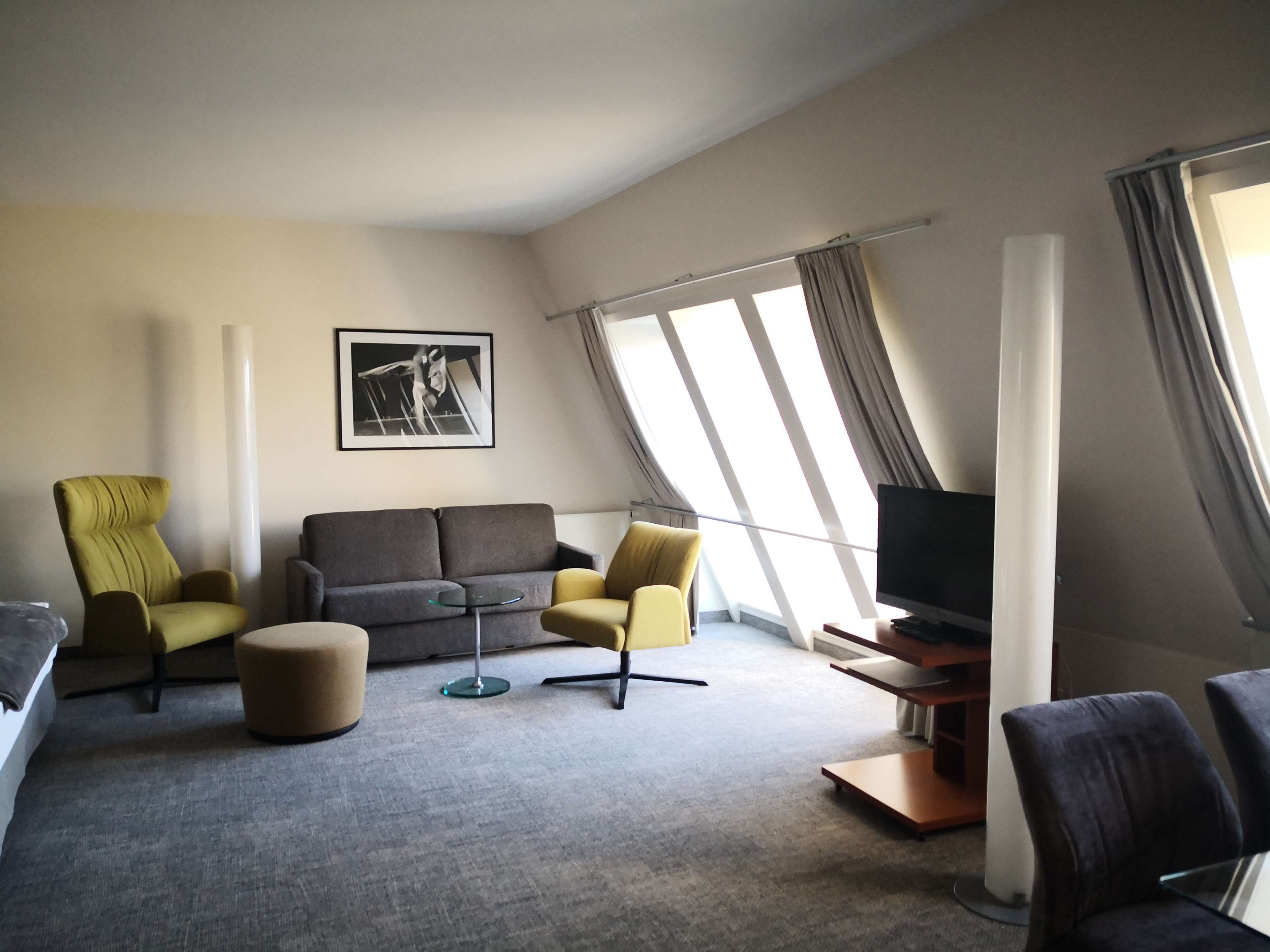 1 bedroom, hypo-allergenic bedding, minibar, in-room safe