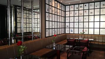 3 restaurants, breakfast, lunch, dinner served; international cuisine