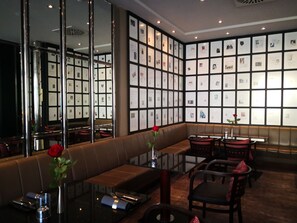 3 restaurantes; se sirven desayunos, almuerzos y cocina internacional 