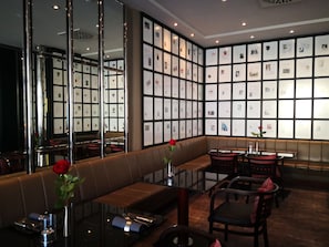 3 restaurantes; se sirven desayunos, almuerzos y cocina internacional