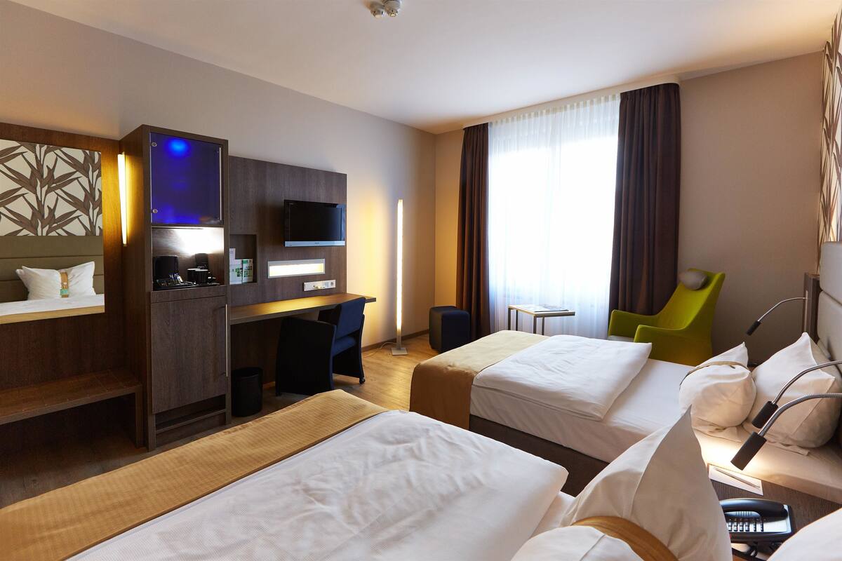 Ropa de cama hipoalergénica, minibar, caja fuerte y escritorio