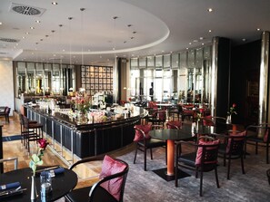 3 restaurants, breakfast, lunch, dinner served; international cuisine 