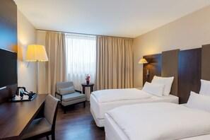 Hypo-allergenic bedding, pillowtop beds, minibar, in-room safe - NH Stuttgart Airport (Filderstadt)