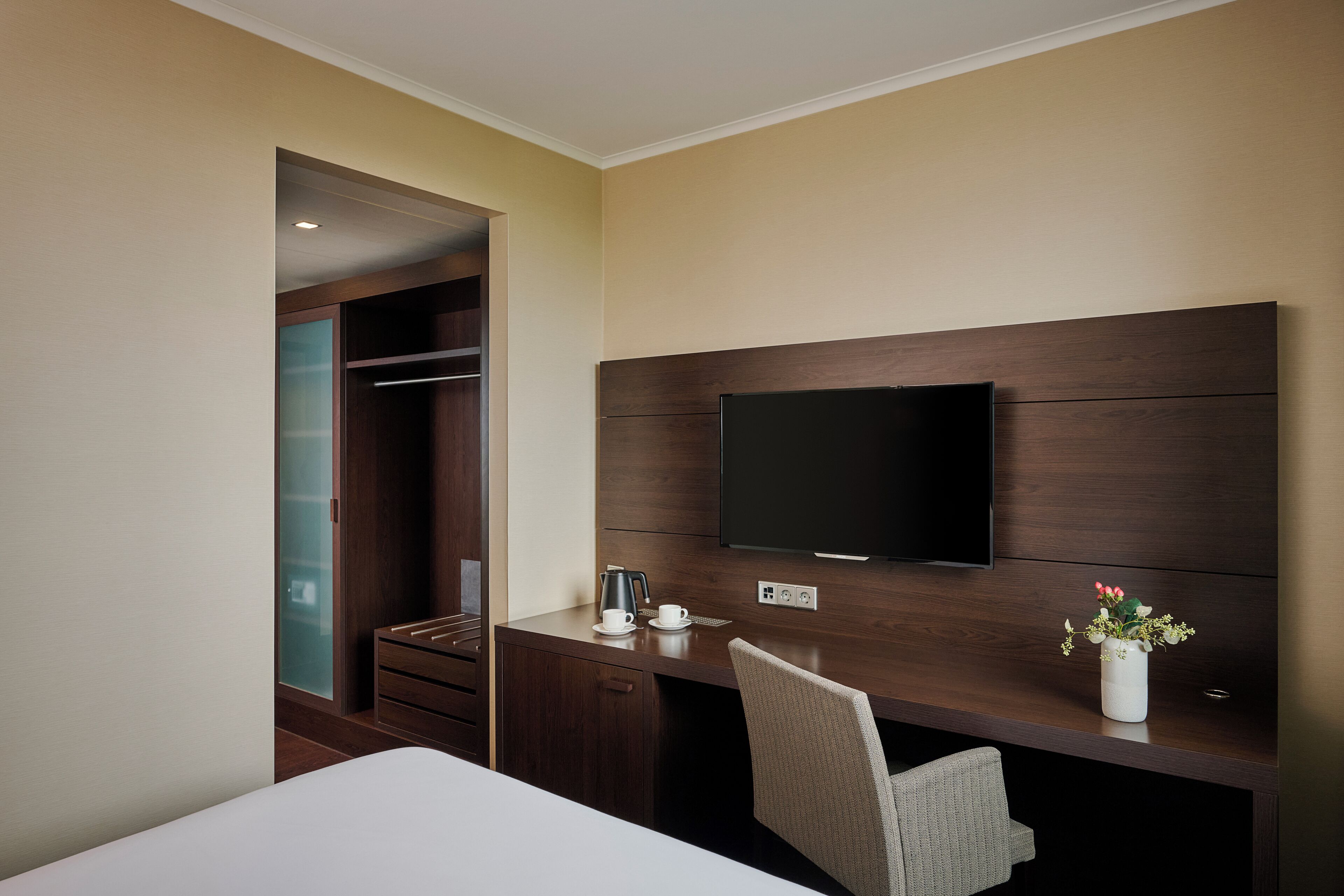 Hypo-allergenic bedding available, pillowtop beds, minibar, in-room safe