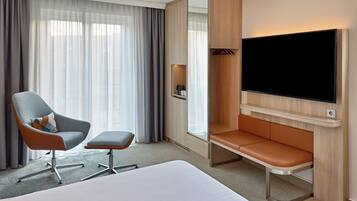 Kamer, 1 tweepersoonsbed | Een minibar, een kluis op de kamer, een bureau, geluiddichte muren