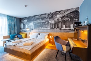 Ropa de cama hipoalergénica y caja de seguridad en la habitación